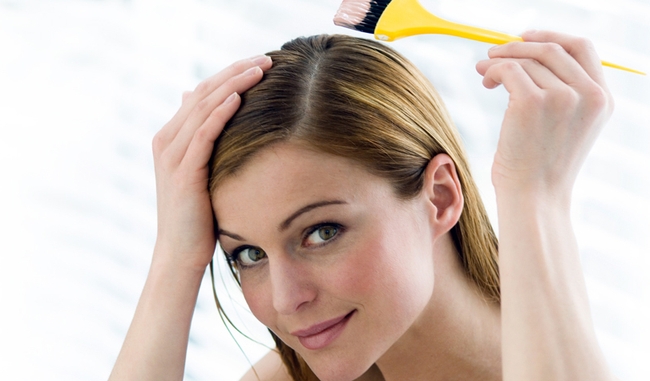 Как самостоятельно покрасить корни волос?