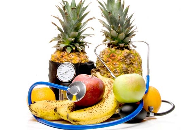 Гипертоникам рекомендуется больше есть свежих овощей и фруктов Какие продукты могут снижать давление?