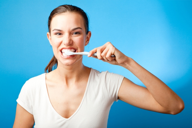 Как избавиться от налета на зубах при курении?