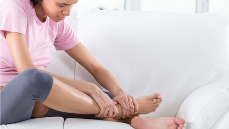 отекают ноги летом 