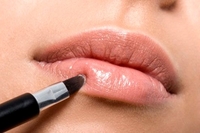 как красить тонкие губы 