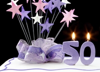 Подарок на 50 лет женщине следует выбирать с учетом ее хобби и интересов