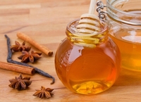 Маска из меда, кефира, корицы и сока лимона омолаживает кожу и улучшает цвет лица 