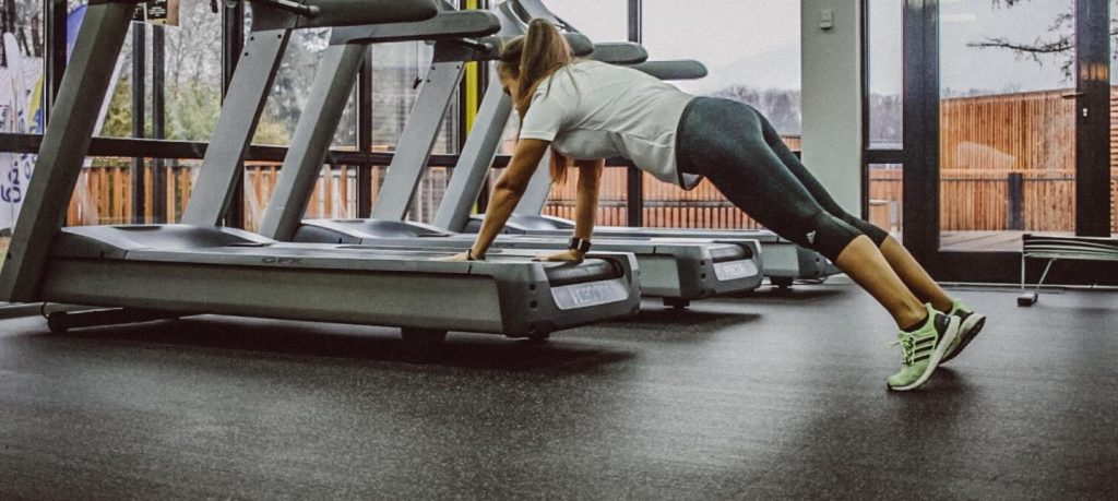 упражнение планка на беговой дорожке