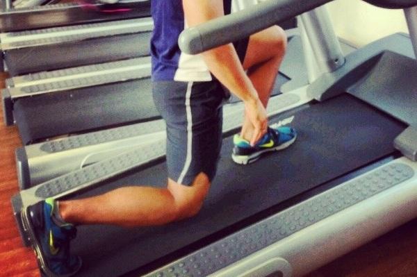 выпады упражнение  на беговой дорожке