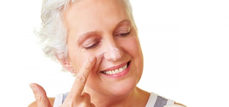 Чем можно убрать морщины в 60: подбираем уход