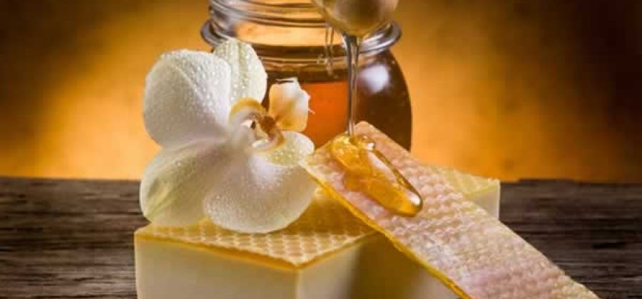 Как правильно делать медовый массаж от морщин дома?