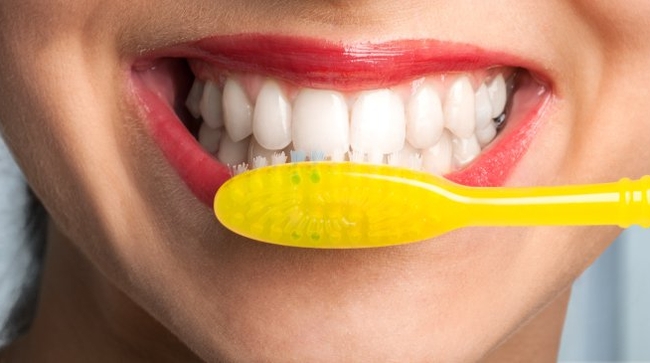 почему белые зубы болят