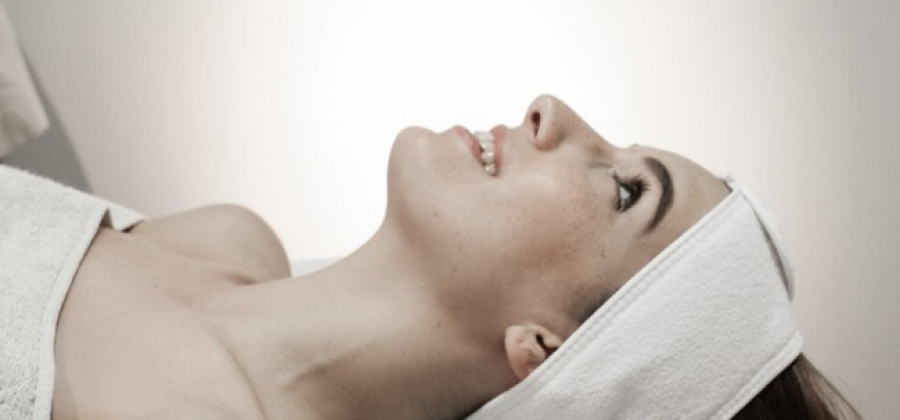 Как делают газожидкостный пилинг для кожи лица?