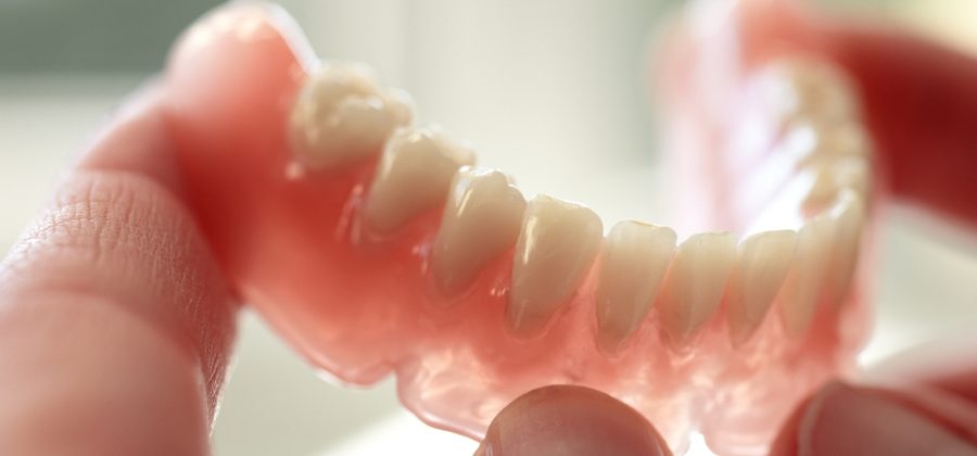 Как побыстрее привыкнуть к съемным протезам на зубах?