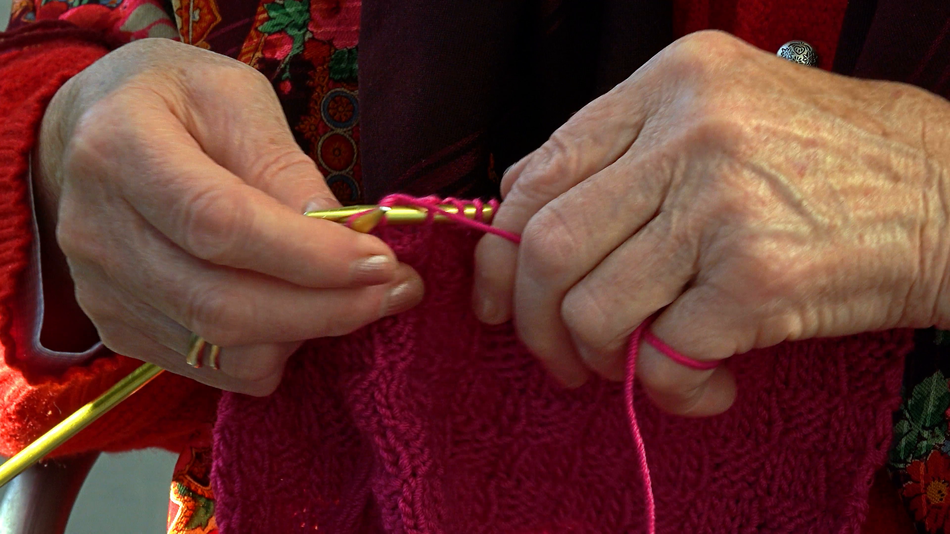 трещины на пальцах рук женщина вяжет трещины на пальцах рук правильный уход