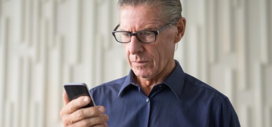 Какой телефон выбрать для пожилого человека?