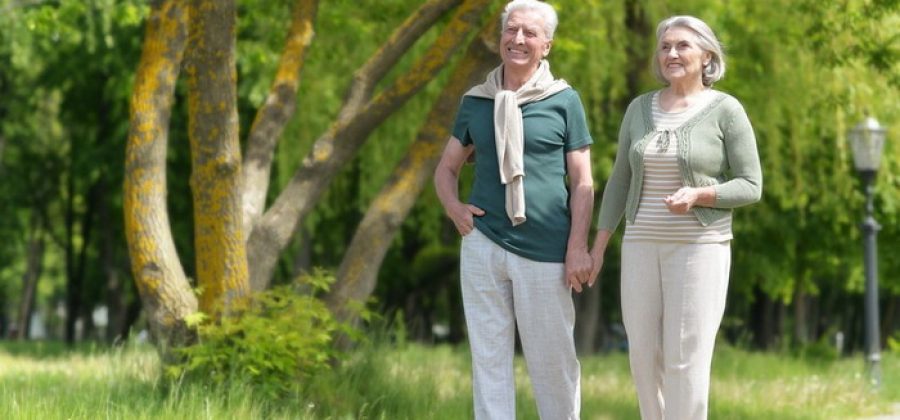 Как заниматься ходьбой пожилым людям дома и на улице?