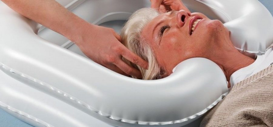 Как помыть лежачего больного дома и в больнице