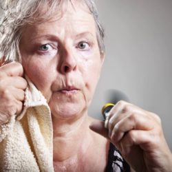 4 способа избавиться от старческого запаха тела женщине и мужчине