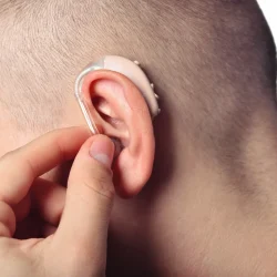 При каких заболеваниях необходим слуховой аппарат: когда технология возвращает радость жизни