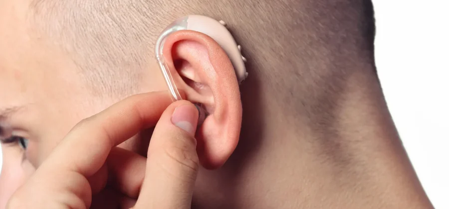 При каких заболеваниях необходим слуховой аппарат: когда технология возвращает радость жизни