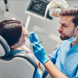 Прием у стоматолога: важный шаг к здоровой и красивой улыбке