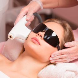 Сияние молодости: что такое фотоомоложение и кому оно подходит