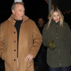 70-летний Кевин Костнер влюблен: ей 46 лет и она режиссер