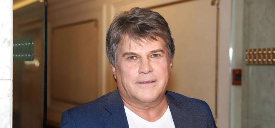 Агрессивная пассажирка напала на Алексея Глызинна в самолете