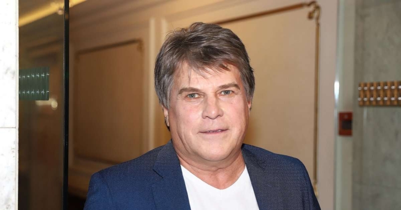 Агрессивная пассажирка напала на Алексея Глызинна в самолете