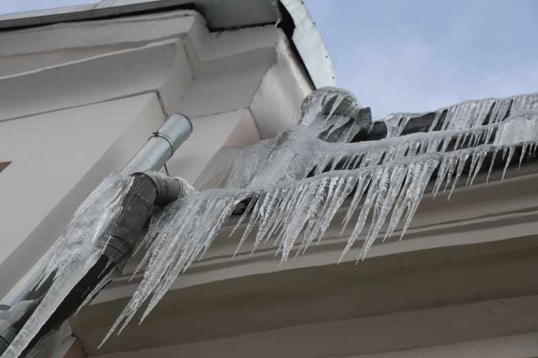 Биолог раскрыл опасные последствия поедания снега или сосулек