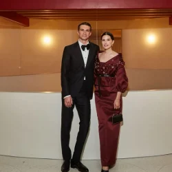 Бриллианты и влюбленный взгляд мужа: похудевшая Даша Жукова блистала на гала-ужине в Нью-Йорке