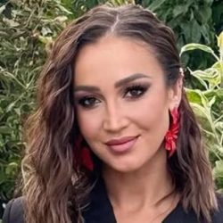 Бузова в оранжевом бикини под пальмами Дубая: «Часик на солнышке — особый вид роскоши»