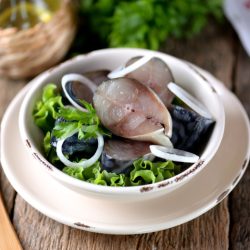 Диетолог предупредил, кому крайне опасно есть селедку