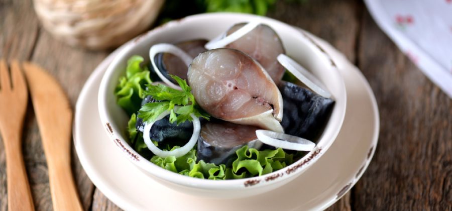 Диетолог предупредил, кому крайне опасно есть селедку