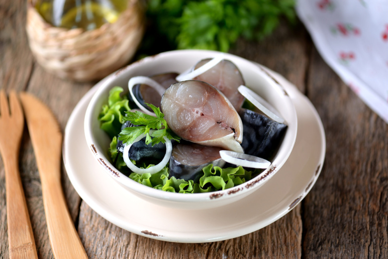 Диетолог предупредил, кому крайне опасно есть селедку