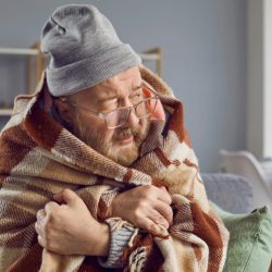 Эндокринолог объяснила, что может вызвать постоянную зябкость