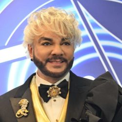 Филипп Киркоров появился на премьере фильма в костюме-лаваше