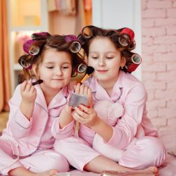 Иммунолог оценила опасность детской декоративной косметики