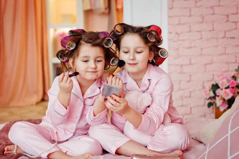 Иммунолог оценила опасность детской декоративной косметики