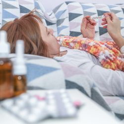 Инфекционист рассказал, почему нельзя переносить простуду на ногах