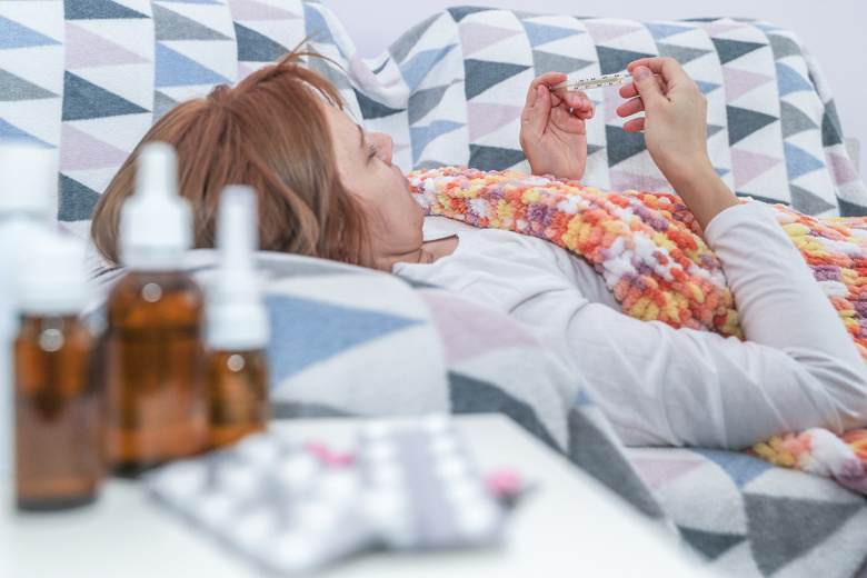 Инфекционист рассказал, почему нельзя переносить простуду на ногах