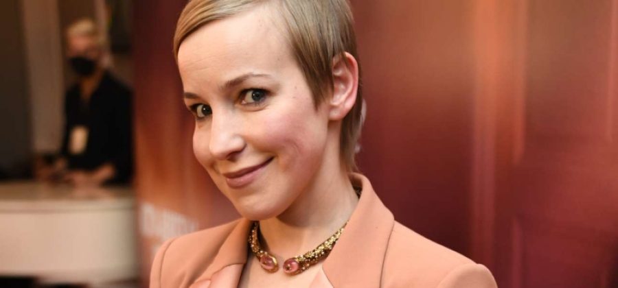 «Я заслуживаю этого»: таксующая в эмиграции актриса Шалаева похвасталась роскошным кольцом