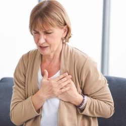 Кардиолог перечислила главные причины боли в грудной клетке