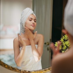 Косметолог объяснила, как правильно наносить макияж в зимний период