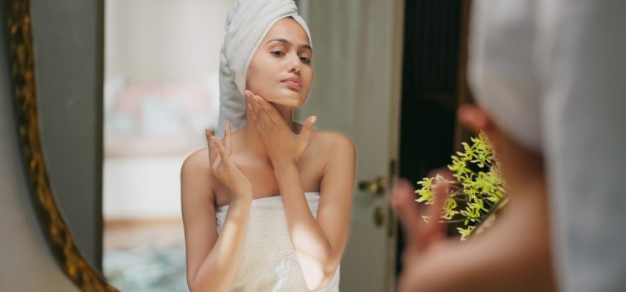 Косметолог объяснила, как правильно наносить макияж в зимний период