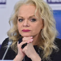 Лариса Долина: «Я не понимала, как жить дальше — мошенники следили за моими детьми»