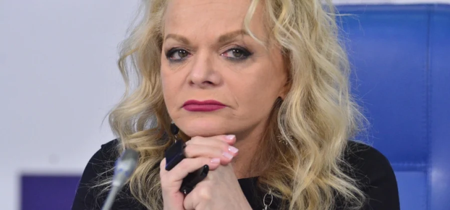 Лариса Долина: «Я не понимала, как жить дальше — мошенники следили за моими детьми»