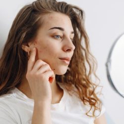 Нарколог назвал признаки «лица курильщика»