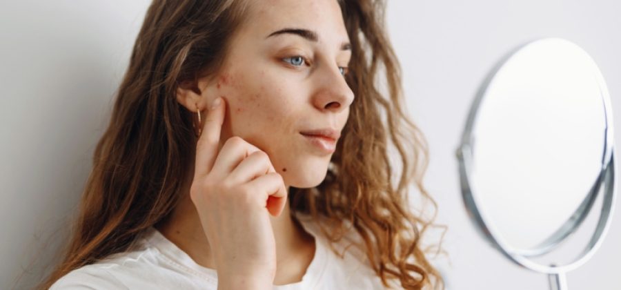 Нарколог назвал признаки «лица курильщика»