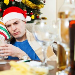 Нарколог ответил, можно ли спиться за новогодние праздники