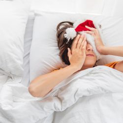 Названы «продлевающие страдания» методы борьбы с похмельем в Новый год