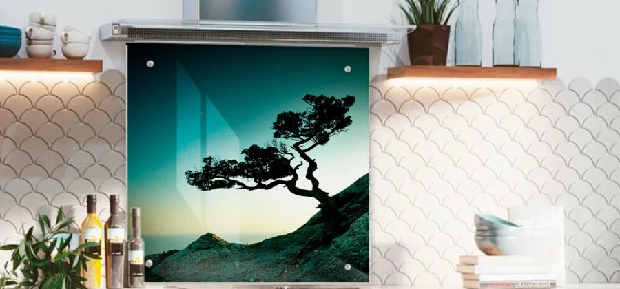 Стеклянный фартук для кухни: стиль, практичность и современные идеи