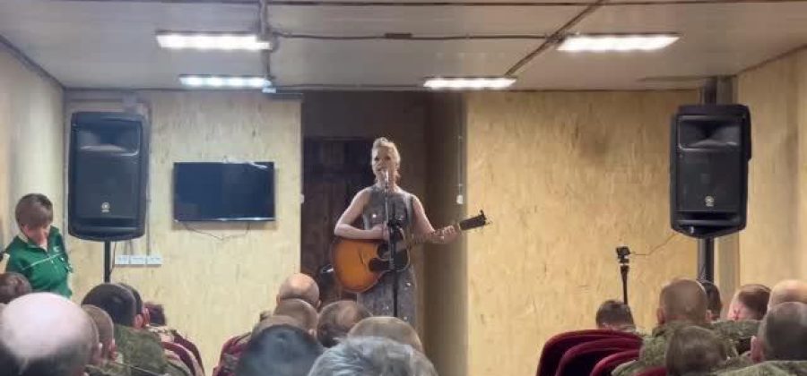 Певица Юта выступила перед освобождавшими Гуляйполе бойцами